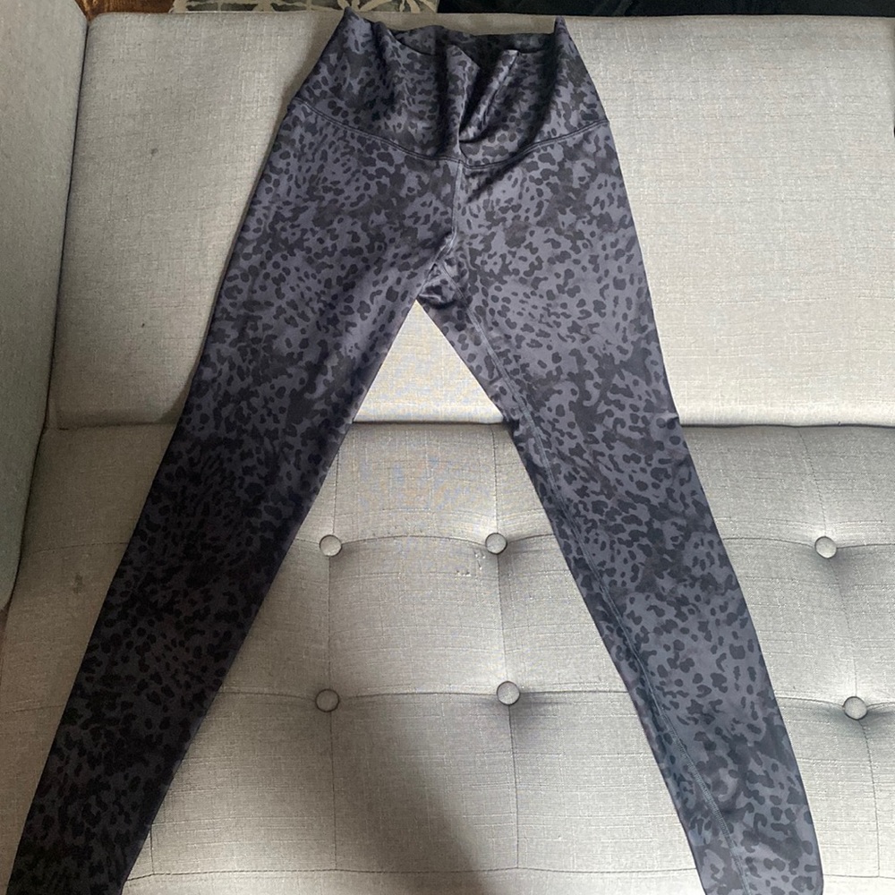 Black and gray cheetah print leggings